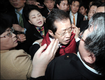 기물 파손에 망치까지… '난장판 국회'