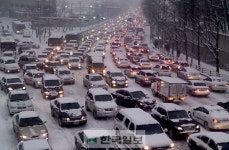 [눈폭탄 물류마비] 정유·홈쇼핑업계 등 피해 눈덩이