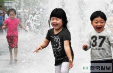 초여름 날씨속 어린이날 맞은 아동들 물이 좋아