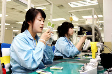 팬택 김포공장 스마트폰 열풍에 바쁘지만 신바람