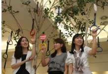 현대백화점에 버스 손잡이 달린 에코트리 설치