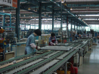 이건창호 인천 공장은 지금… 10년 베테랑들 태양전지 테스트 한창