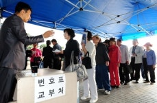 가지급금 신청 하루전…저축은행 앞 길게 늘어서