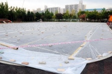 “감람석 운동장 때문에” 초등학교 잇따라 조기방학