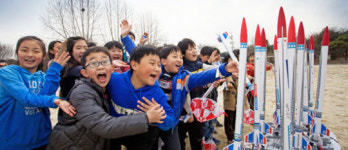 치솟는 로켓 따라 하늘 나는 것 같아요