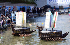 청계천에 거북선 모형 떴네