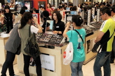 신세계 센텀시티 ‘선글라스 창고 대공개 행사’진행