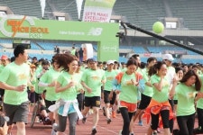 뉴발란스 주최 시민 마라톤 ‘뉴레이스 서울’ 성황 …서지혜 이진욱 등 연예인 대거 참석