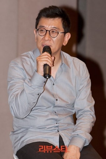 [포토] 이지승 감독, 살짝 미소 띈 진지한 표정