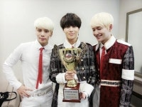 샤이니, 컴백 후 ‘쇼 챔피언’ 첫 1위… 트로피 들고 인증 사진 공개