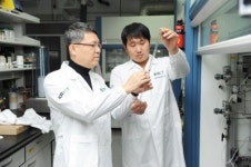 [첨단 화학기술이 강소기업 키운다] <2> 안구 건조 막는 셀룰로오스 콘택트렌즈