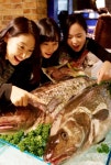 현대백화점 모델들이 9일 압구정 본점 수산