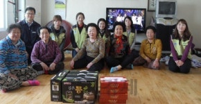 고리원자력본부 신고리1발전소 여직원회, 지역 경로당에 쑥떡 전달