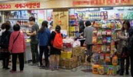 메뚜기 상점에 전문 프랜차이즈까지… 수입과자 전문매장 우후죽순