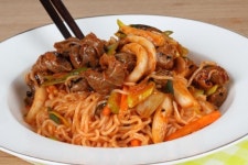 연어쌈밥… 라면냉채… 양파 짜장링… 요리의 벽 허문 신메뉴 쏟아진다