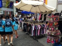 순대 즐기는 외국인… 명동 노점의 경제학