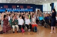 신한은행 어르신들, 금융사기 조심하세요