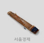 “반으로 접히는 가야금 구경하세요”