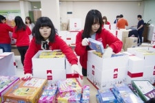 [따뜻한 나눔경영] 롯데, 소비자와 함께 2,800곳 시설에 기쁨 상자 전달