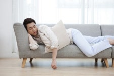 김영수병원이 알려주는 허리건강에 좋은 소파 고르는 법