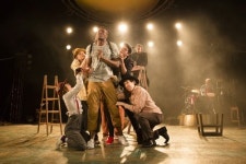 동화속 캐릭터 비틀고… 상상의 모험 스토리… 기발한 무대 관객 홀리다