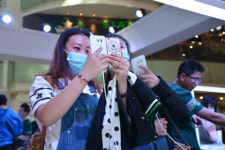 놀라운 작품 미국 시연코너 북적, 중국선 1시간만에 완판