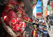 명동에 나타난 아이언맨 헐크버스터