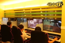 39인치 모니터의 공간확보를 가능케 한 PC방창업 전문 시즌아이피시방