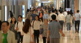 평일에도 쇼핑객 북적… 식당 문열고 첫 예약 손님 받았어요