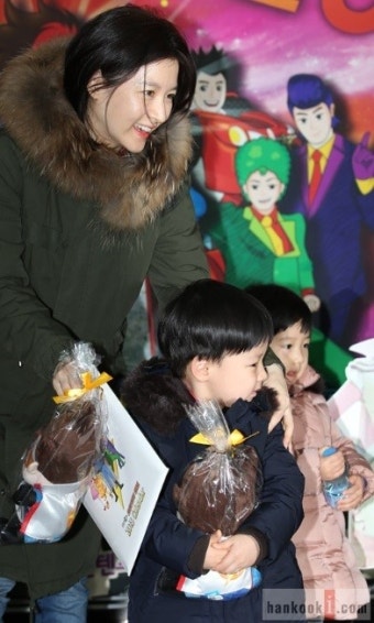 '사임당' 이영애, 쌍둥이와 소탈한 나들이 모습 보니… 배우도 엄마다
