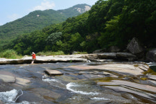 산과 물, 바위의 고장 충북 괴산, 화양구곡 흰 암반 위 물줄기 마치 용의 비늘 꿰어놓은 듯