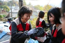 사랑의 연탄·쌀 나른 신영자 롯데재단 이사장