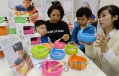 키즈볼 살펴보는 고객들