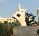 홍대 정문에 일베 인증이?