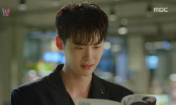 ‘더블유(W)’ 이종석, ‘웹툰W’ 속 자신의 모습 목격···‘내 삶이 만화라니!’
