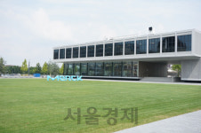 [4차 산업혁명 성패 빅데이터에 달렸다] 연 수백만건 실험이 빅데이터로···머크, 액정분야 특허만 3,000건