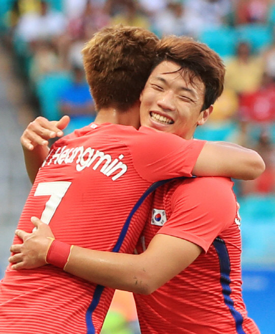 황희찬, 커피차 이벤트로 파리 올림픽 국가대표 선수들 응원