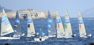 질주하는 요트 선수들