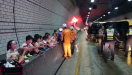 곰내터널 유치원버스 전복사고, 안전벨트 덕분에 찰과상만