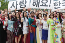 기념촬영하는 세종학당 연수자들