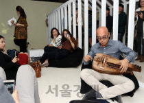 작곡가 하림, 전시된 자신의 방에서 공연