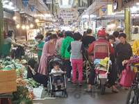공연에···할인에···북적북적 즐거운 시장통