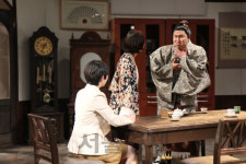 연희단거리패 ‘서울시민1919’, “도너츠가 너무 맛있어요~”