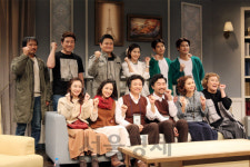 다시 없을 명품 조합! 유쾌한 심리코미디.. 연극 ‘톡톡’ 프레스콜