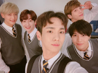 ‘아는 형님’ 샤이니 키, 멤버들과 훈훈한 교복 인증샷···“아는 샤이니”