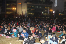 경남 창원에서도 대통령 퇴진 8,000명 촛불 집회