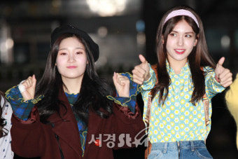 IOI 정채연-전소미, 기자님들~ 화이팅! 따봉! (뮤직뱅크 출근길)