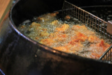 치킨 프랜차이즈 두마리무쇠치킨, AI 걱정 가마솥으로 잡는다