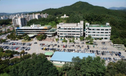 50대 남성, 1.5L 휘발유병 품고 안성시청 난입···경찰과 대치중