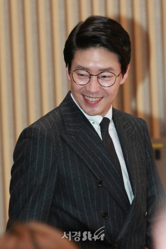엄기준, 해맑은 미소로 입장! (피고인 제작발표회)